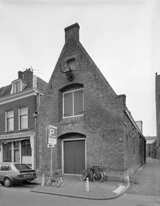 61793 Gezicht op de voor- en zijgevel van het voormalige Kleine Vleeshuis Lang Nieuwstraat 34 te Utrecht met rechts de ...